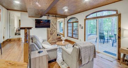 Mississippi Retreat w/ Hot Tub, Deck & Lake Views!