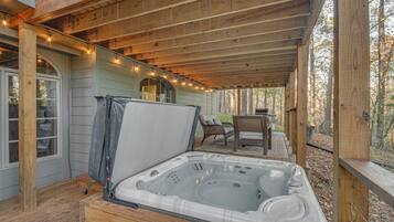 ํ์ฐ์ค (3 Bedrooms) | ํ
๋ผ์ค/ํํฐ์ค