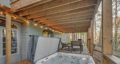 Mississippi Retreat w/ Hot Tub, Deck & Lake Views!