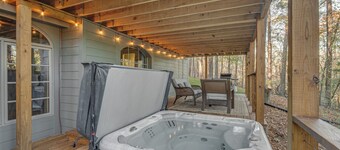 Mississippi Retreat w/ Hot Tub, Deck & Lake Views!