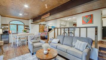 ํ์ฐ์ค (3 Bedrooms) | ๋ด๋ถ