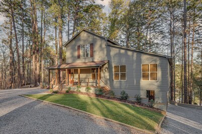 Mississippi Retreat w/ Hot Tub, Deck & Lake Views!