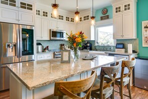 Casa (3 Bedrooms) | Cozinha privada | Micro-ondas, fogão, cooktop, lava-louças