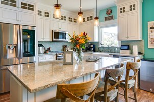 House (3 Bedrooms) | Private kitchen | Microwave, oven, stovetop, dishwasher