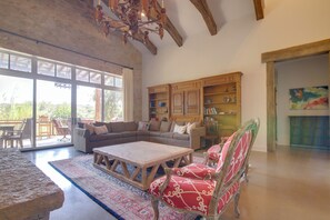 House (6 Bedrooms) | Interior