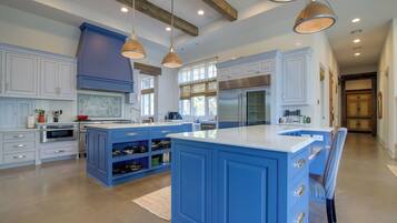 House (6 Bedrooms) | Interior