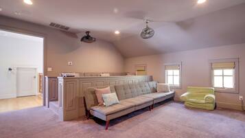 House (6 Bedrooms) | Interior