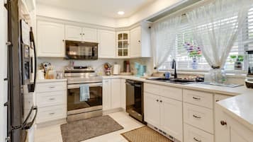 House (3 Bedrooms) | Private kitchen | Dishwasher, paper towels