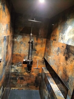 Een douche, een haardroger, handdoeken, zeep