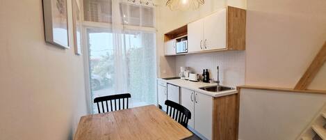 ثلاجة، ميكروويف، ماكينة لصنع القهوة/الشاي، غلّاية كهربائية