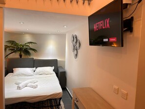 Tabla de planchar con plancha, wifi gratis y ropa de cama 