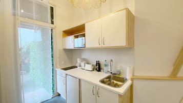 Een koelkast, een microgolfoven, een koffiezetapparaat/waterkoker