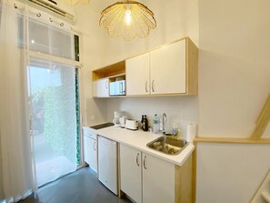 Refrigerador, microondas, cafetera/tetera, tetera/pava eléctrica