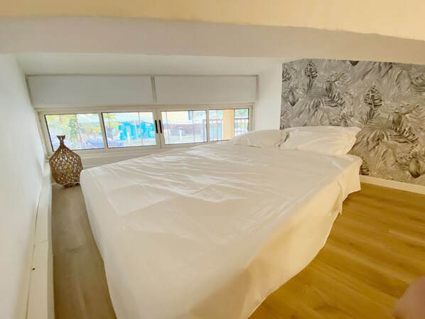 Iron/ironing board, free WiFi, bed sheets