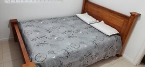 3 makuuhuonetta, silitysrauta/-lauta, ilmainen Wi-Fi, vuodevaatteet