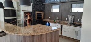 Kjøleskap, mikrobølgeovn, ovn og kokeplater