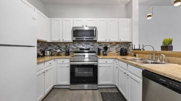 Micro-ondes, four, plaque de cuisson, lave-vaisselle