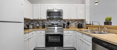 Mikrowelle, Ofen, Herdplatte, Geschirrspüler