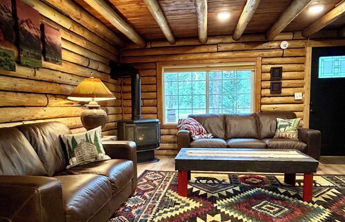 DOG FRIENDLY! Relaxing HOT TUB Rustic Log Cabin! Fire pit & indoor fireplace!