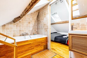 Badkar, hårtork, handdukar och toalettpapper