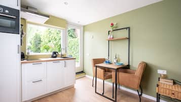 Een koelkast, een magnetron, een oven, een vaatwasser