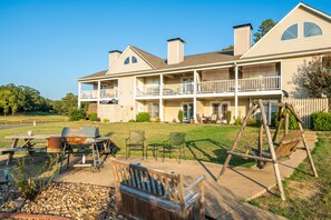 Outdoor dining - The Getaway...your perfect place to unwind - with hot tub just for guests. (Hot Springs)