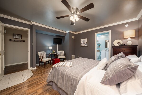 2 bedrooms, free WiFi, bed sheets - The Getaway...your perfect place to unwind - with hot tub just for guests. (Hot Springs)