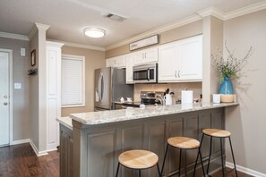 Fridge, microwave, oven, stovetop - The Getaway...your perfect place to unwind - with hot tub just for guests. (Hot Springs)