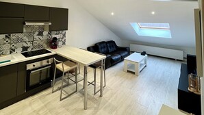 Un moderno loft con cocina, comedor y sala de estar.