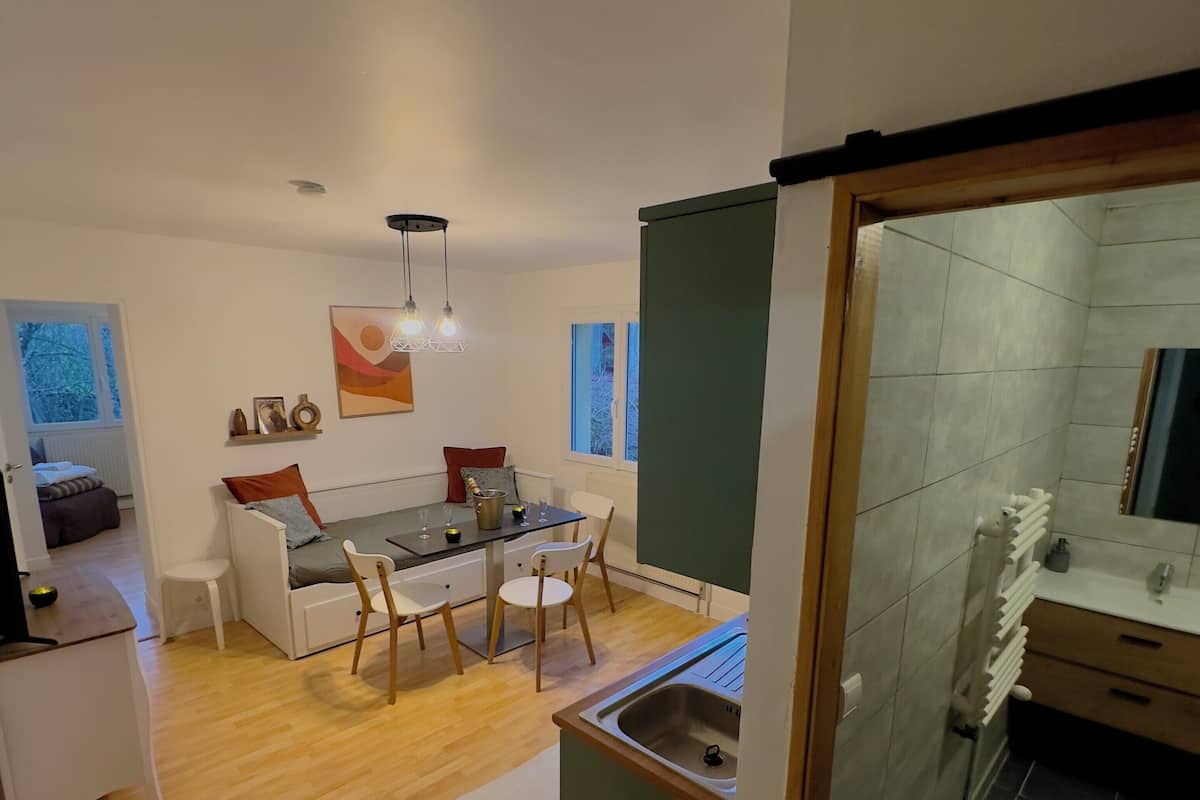Moderni huoneisto, jossa on ruokailutila, keittiö ja pieni parveke.