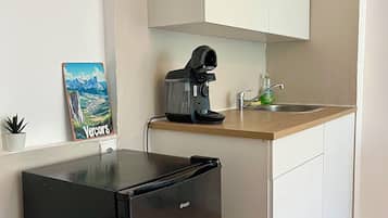 T1 2 personnes | Private kitchen | Full-size fridge, microwave, oven, stovetop