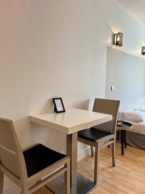 T1 2 personnes | Yksityinen keittiö | Täysikokoinen jääkaappi, mikroaaltouuni, uuni, liesi