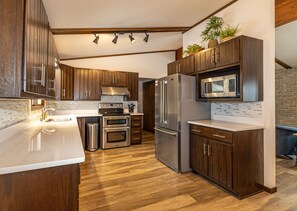 冷蔵庫、電子レンジ、オーブン、コンロ