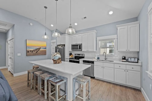 Cavalier Cottage Single Level Condo Mins to Beach