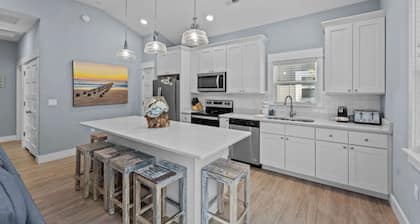 Cavalier Cottage Single Level Condo Mins to Beach