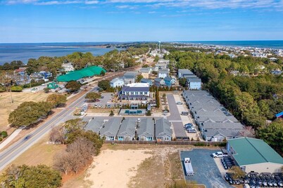 Cavalier Cottage Single Level Condo Mins to Beach