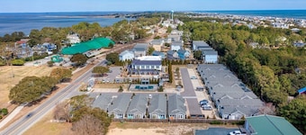 Cavalier Cottage Single Level Condo Mins to Beach