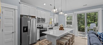 Cavalier Cottage Single Level Condo Mins to Beach