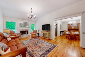 テレビ、暖炉、書庫、書斎 / ワークスペース