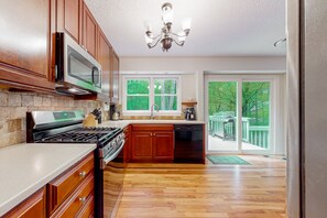 冷蔵庫、電子レンジ、オーブン、コンロ