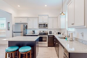 冷蔵庫、電子レンジ、オーブン、コンロ