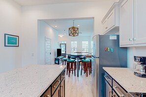 冷蔵庫、電子レンジ、オーブン、コンロ