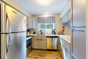 Refrigerador, microondas, horno, placa de cocina