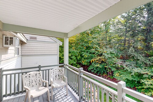 Ski-in/ski-out third-floor condo, lift views, pools, fireplace, balcony, & Wifi