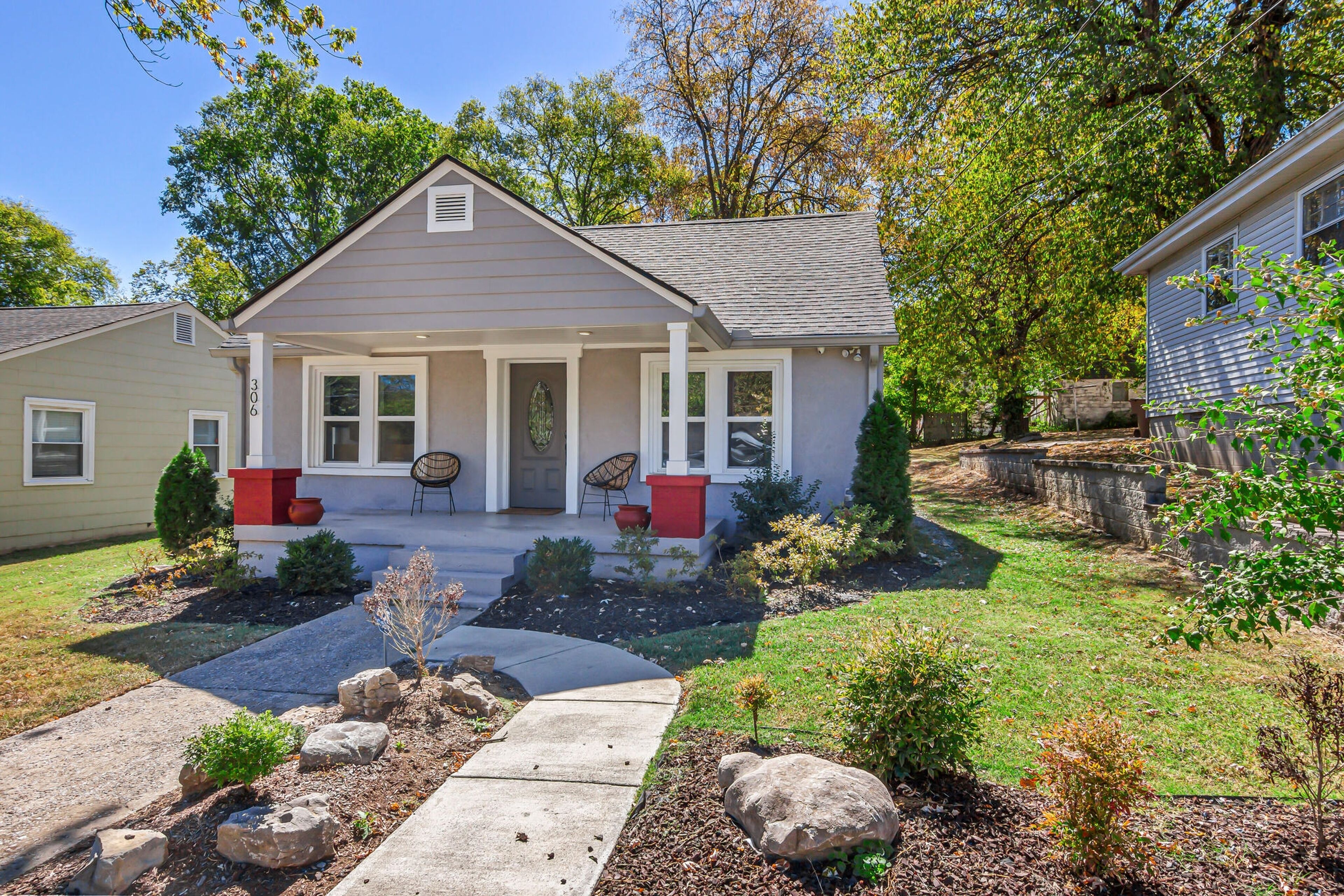 Charming house with firepit, patio, central AC, washer/dryer, & full kitchen