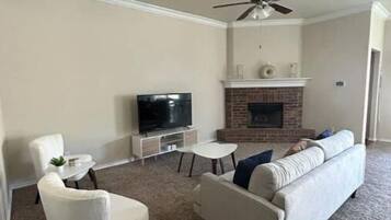 Smart TV, chimenea, futbolito y tenis de mesa