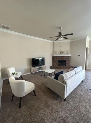 Smart TV, chimenea, futbolito y tenis de mesa 
