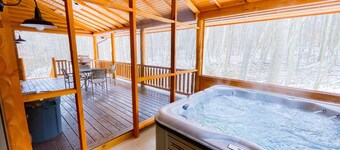 Creek Song Cabin 3 bedroom, sleeps 6, hot tub