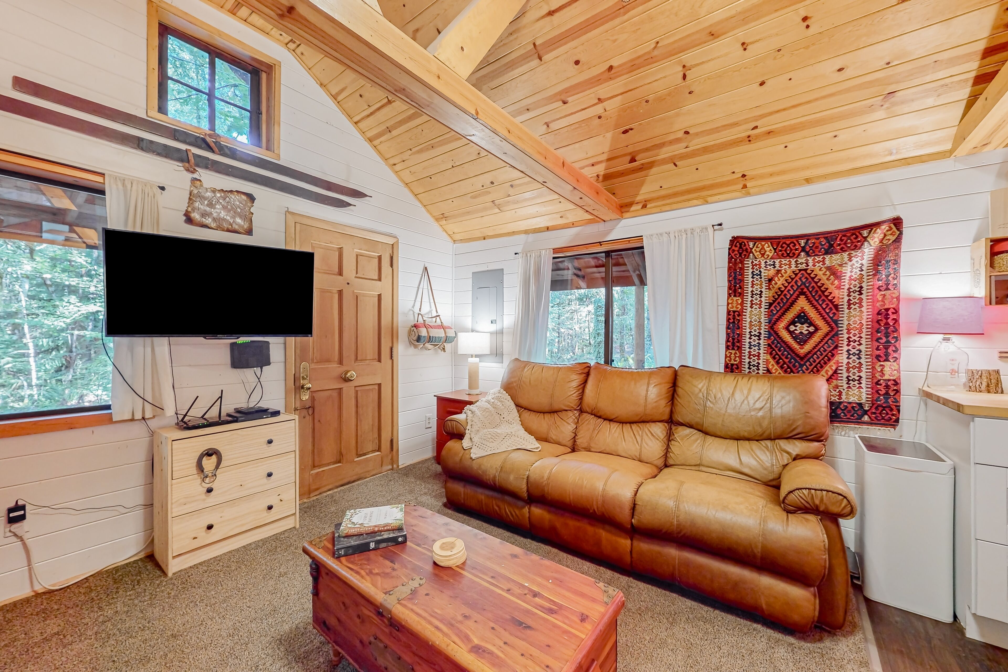 Cozy cabin with private hot tub, grill, & W/D - easy access to river & mountain