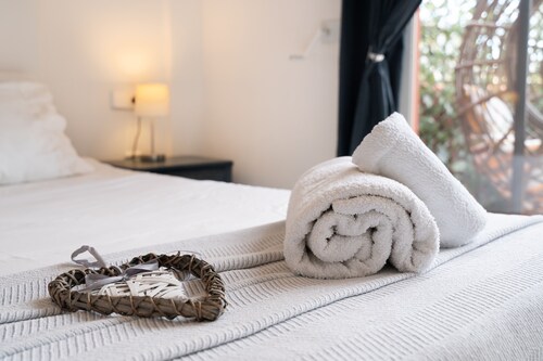 Spacious condo with Sea View, Walking distance to the Beach, Pool, Parking, Wifi